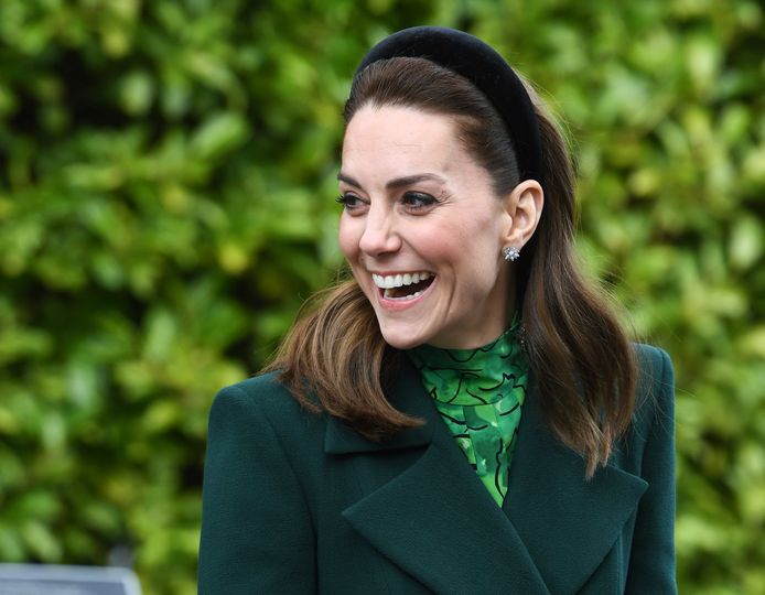 Kate Middleton begin maart tijdens de eerste dag van haar royal tour door Ierland, inclusief zwarte gewatteerde diadeem.