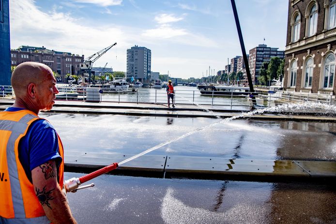 De Binnenhavenbrug op de Kop van Zuid is bij hitte al vaak handmatig besproeid zodat ie niet uitzet. De gemeente bekijkt of er een automatisch koelsysteem kan komen.
