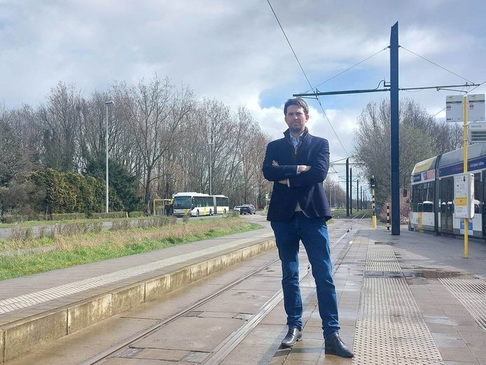 Schepen van Mobiliteit Lucas Van der Meersch (CD&V) aan tramhalte Brielken.