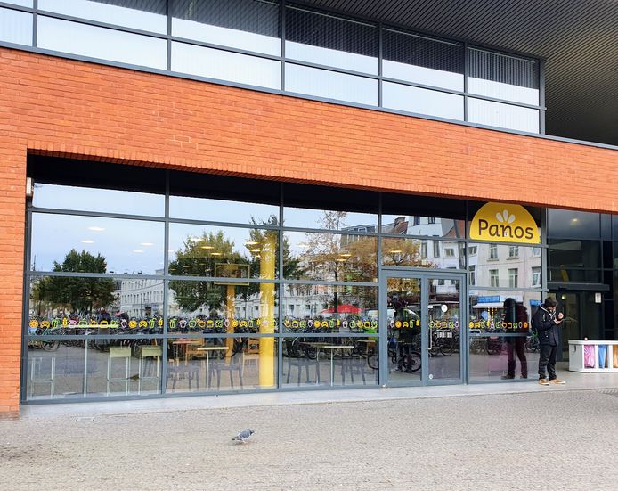 Broodjeszaak Panos aan Berchem Station.