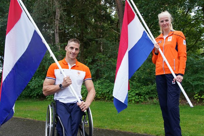 Jetze Plat en Fleur de Jong dragen vandaag op de openingsceremonie van de Paralympische Spelen de Nederlandse vlag.