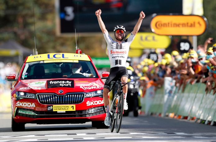 TOPSHOT - Stage winner Team Sunweb rider Switzerland's Marc Hirschi celebrates as he crosses the finish line at the end of the 12th stage of the 107th edition of the Tour de France cycling race, 218 km between Chauvigny and Sarran, on September 10, 2020. (Photo by Sebastien Nogier / POOL / AFP)