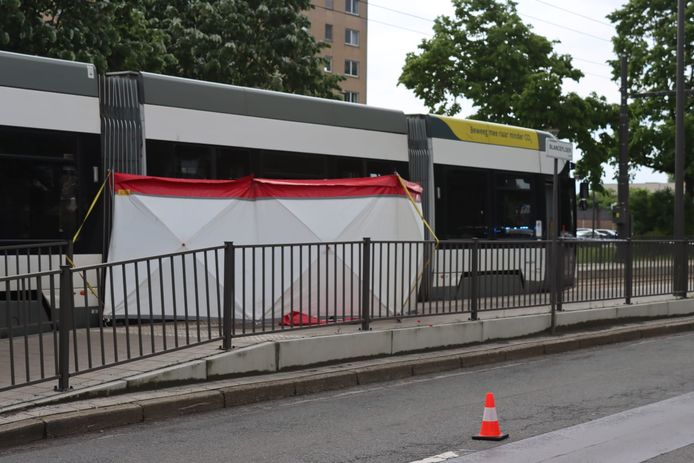 Vrouw overlijdt nadat ze onder tram belandt op Linkeroever.