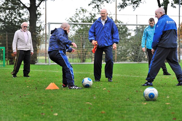 Walking football, ofwel wandelvoetbal, wordt steeds populairder. 

Foto: DVO in Roosendaal.