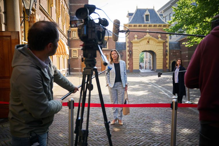 Minister Kajsa Ollongren van Binnenlandse Zaken en Koninkrijksrelaties (D66) staat de pers te woord op het Binnenhof. Beeld ANP