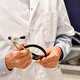 Dokter die zonder mondmasker mogelijk 100 patiënten besmette: ‘Dom van me, maar ik wilde enkel mensen helpen’