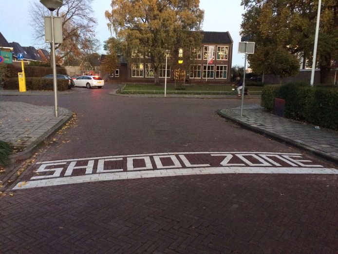 De taalmisser in de Potgieterstraat: 'shcoolzone' in plaats van 'schoolzone'.