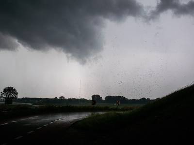 Krachtige windhoos raast door Amsterdam, getuigen delen massaal video’s op Twitter