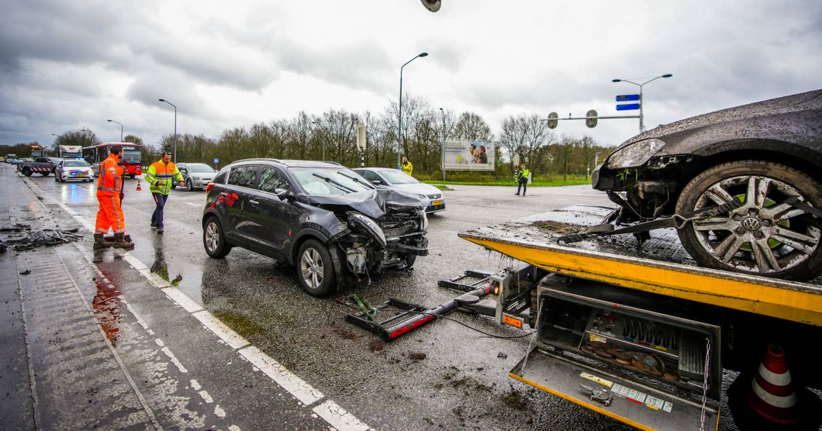 Kettingbotsing met vijf voertuigen op de A270 bij Nuenen: hoop schade en flinke file.