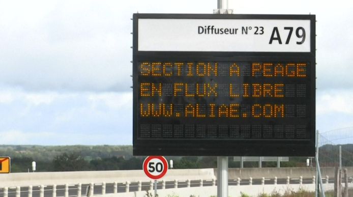 Een verkeersbord geeft de 'onzichtbare' tolzone aan op de A79.