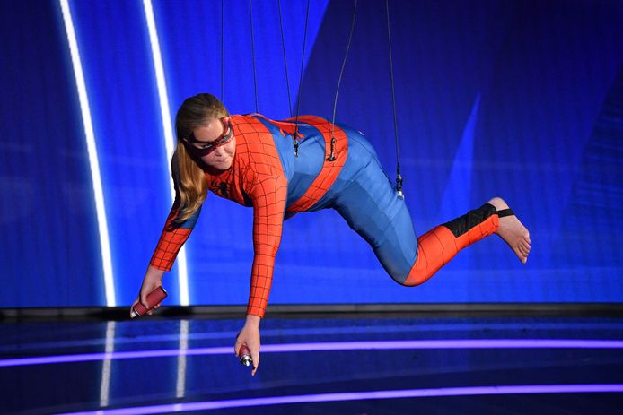 Amy Schumer bungelde van het plafond als Spider-Man.