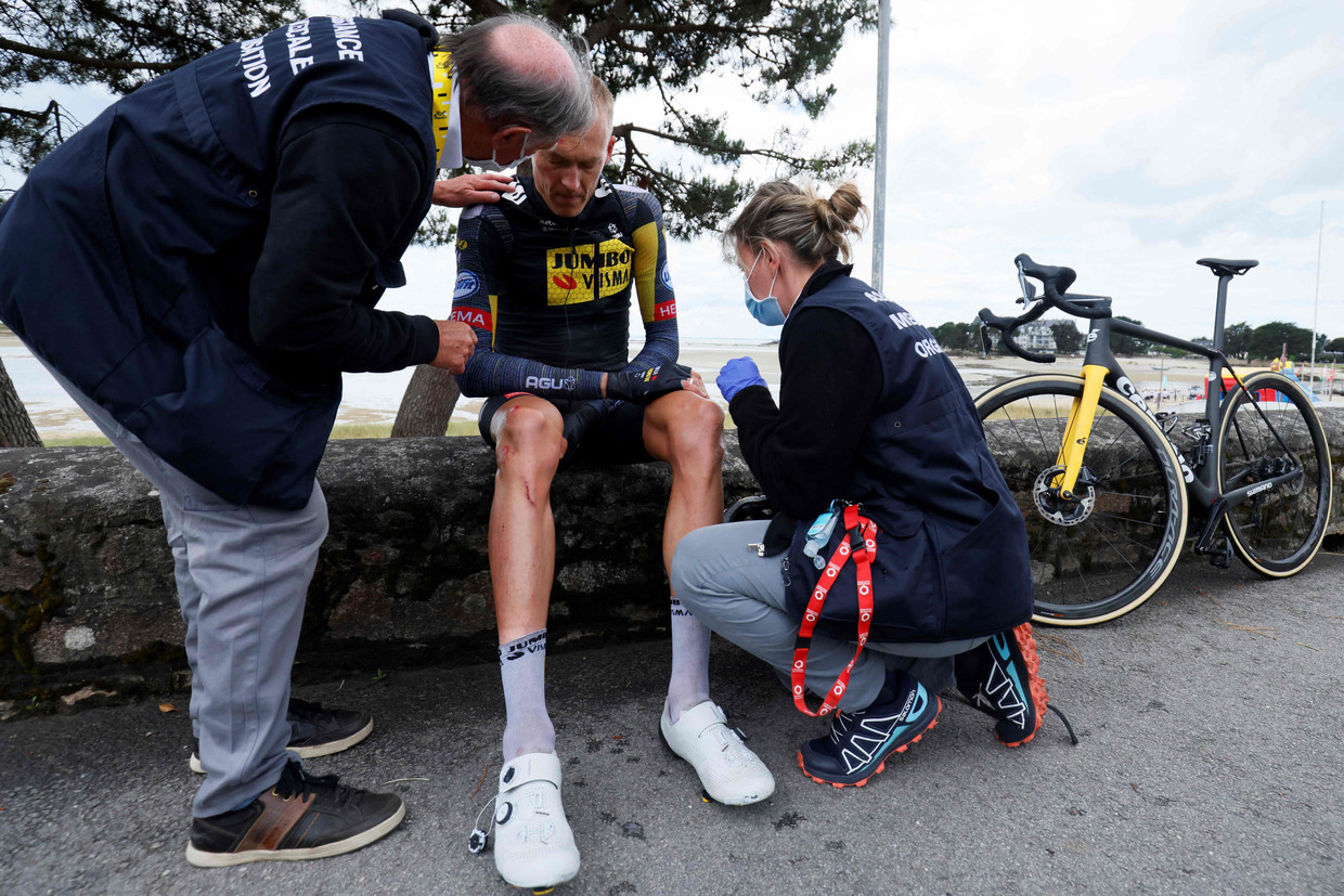 Robert Gesink komt bij op een muurtje nadat hij in de derde etappe ten val is gekomen. Hij moest de Tour daarna verlaten.  Beeld AFP