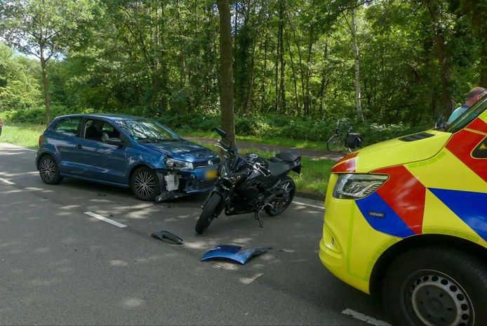 Een motorrijder raakte maandagmiddag gewond bij een ongeval in Enschede.