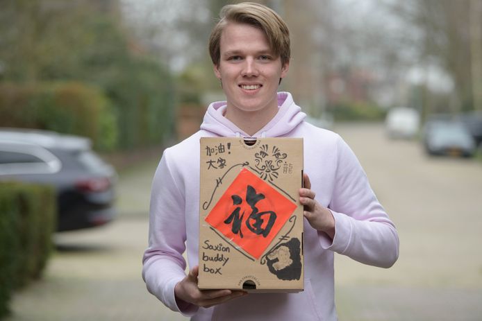 Marnix Blik en andere studenten van de Saxion Hogeschool te Enschede zijn de actie Buddy Box gestart voor internationale studenten die geen kant op kunnen. In de schoenendoos zitten goodies en een voorstel om online contact te leggen.