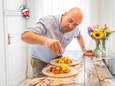 Radiomaker en would-be chef Sven Ornelis (49) kookt zélf in HLN Bistro: “Een etentje op zondag, daar begin ik al op vrijdag aan”<br>