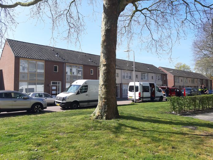 Bij het huis aan de Bieslookweg heeft de politie en de brandweer de hele ochtend onderzoek gedaan.