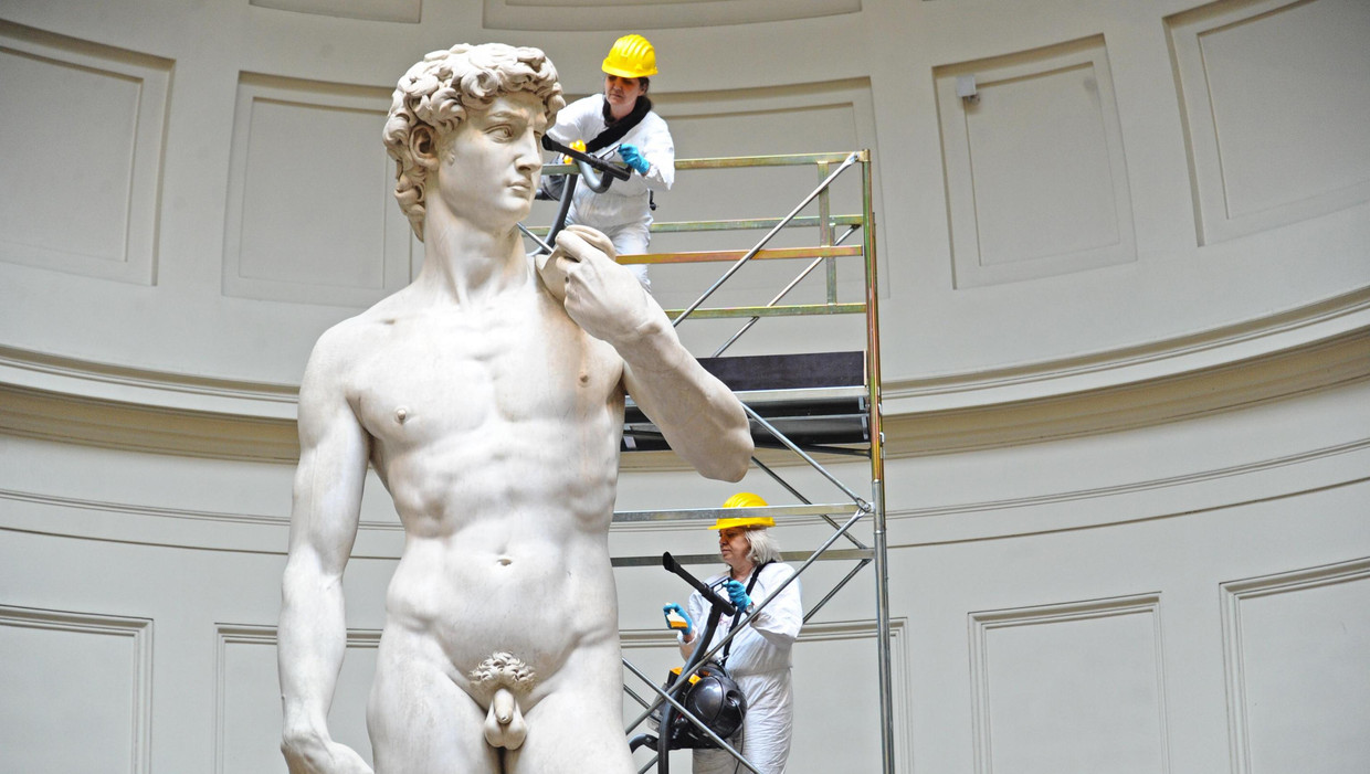 Michelangelo's David wordt schoongemaakt. Beeld ap
