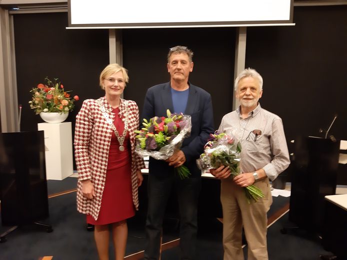 Burgemeester Marianne Besselink met de nieuwe raadsleden Luuk Preijde (PvdA, midden) en René Bruns (GroenLinks, rechts).