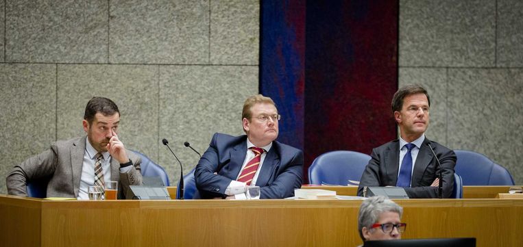 Staatssecretaris Klaas Dijkhoff van Veiligheid en Justitie, Minister Ard van der Steur van Veiligheid en Justitie en Premier Mark Rutte in de Tweede Kamer. Beeld anp