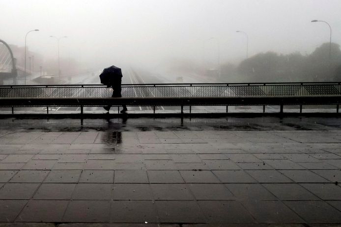 Man loopt over brug in Santa Cruz de Tenerife