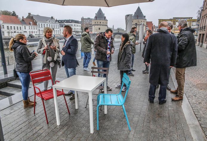 Bij terrasjesweer zullen klanten van de horecazaken aan de verlaagde Leieboorden in deze kleurrijke stoelen kunnen plaatsnemen.