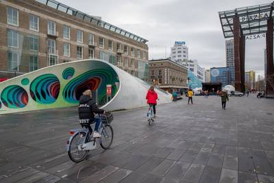 Ingang fietsenstalling 18 Septemberplein in centrum Eindhoven dicht om afbrokkelend beton