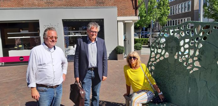 Van links naar rechts: George ten Brummelhuis, Jaco Segers van Elizen Vastgoed en Sjoukje Metternich van ‘t Spijker bijeen bij het nieuwe terras.