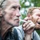 In openluchtkroeg het Amsterdamse Oosterpark schuiven de mensen aan om tijd te verdrijven