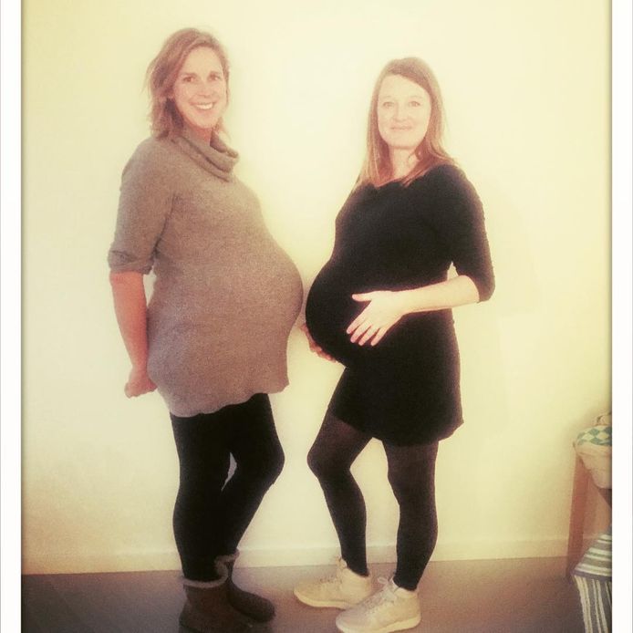 Tine (links) is hoogzwanger