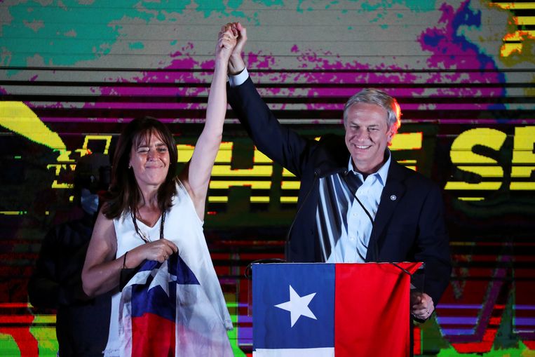 Presidentskandidaat José Antonio Kast (rechts) en zijn vrouw. Beeld REUTERS