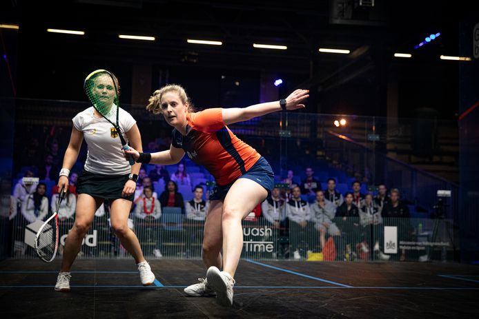 De Willebrordse squashster Tessa ter Sluis verslaat de Duitse Katerina Tycova bij het EK voor landenteams in Eindhoven.