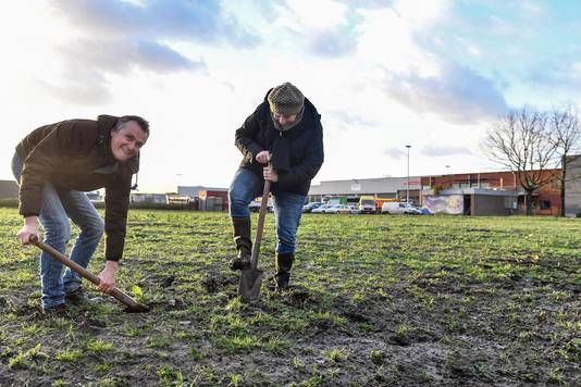 Aart Lehembre en Christel Vanhoyweghen op de plek waar de nieuwbouw zal komen.
