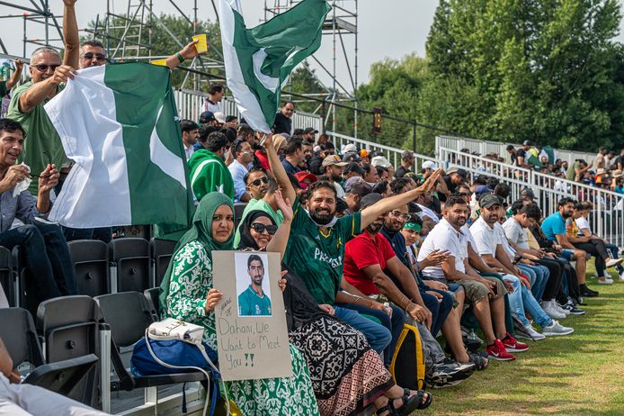 Volgepakte tribunes bij de cricketwedstrijden tussen Oranje en Pakistan op het complex van VOC.