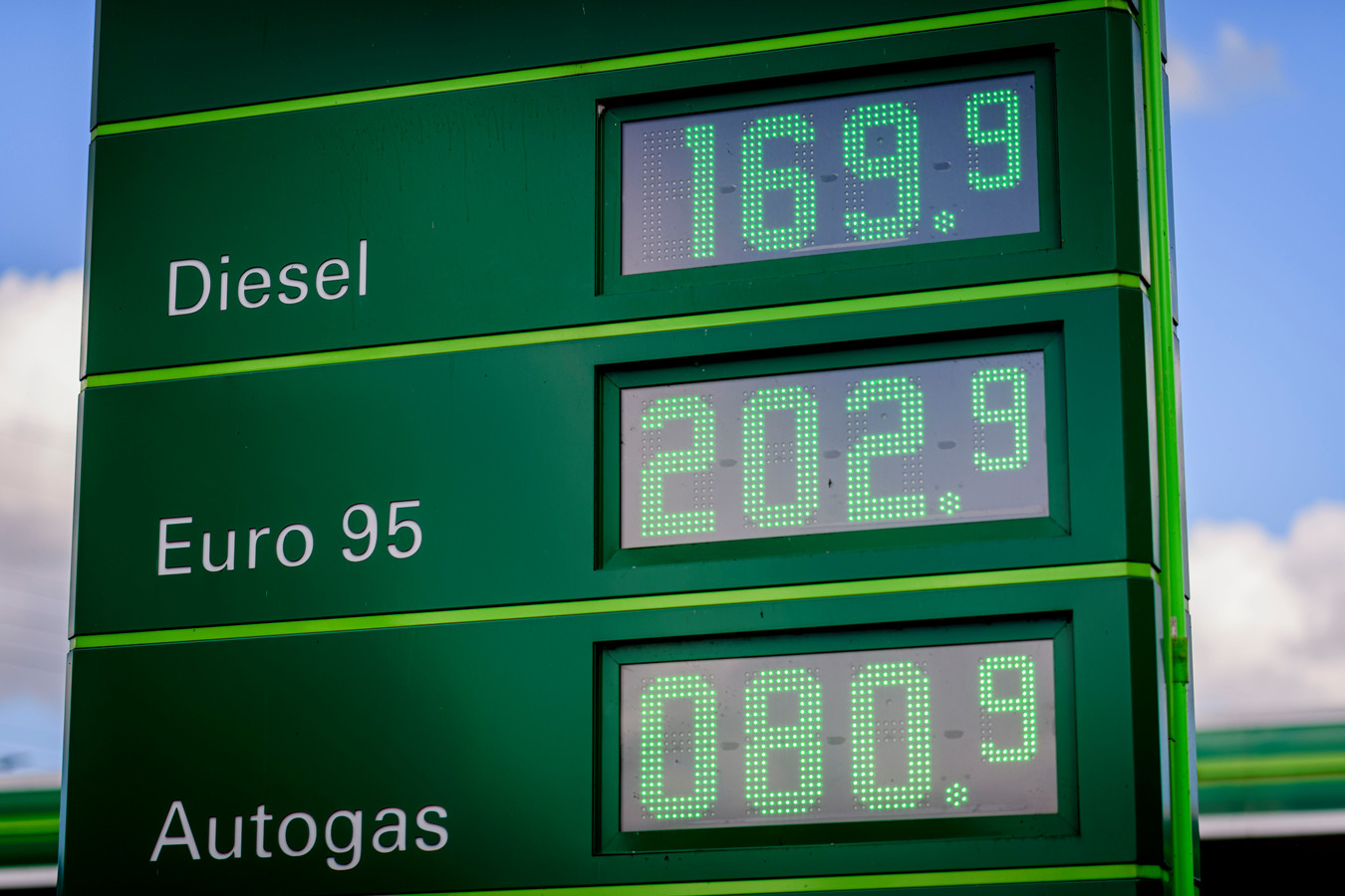De benzineprijs stijgt tot recordhoogte.