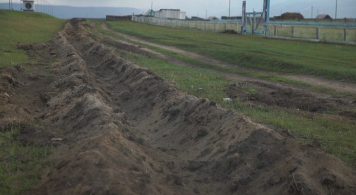 Les autorités ont creusé des tranchées autour du village pour empêcher les gens d’y accéder facilement.