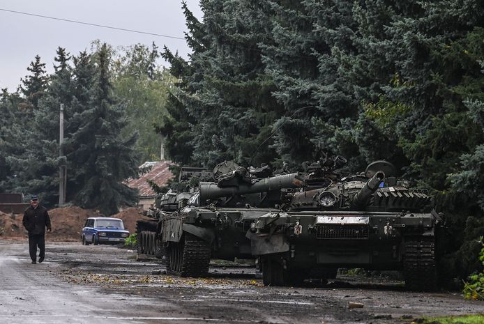 Un civile passa davanti a diversi carri armati russi abbandonati a Kramatorsk.  Foto del 1 ottobre.