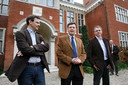 Andre Rouvoet (CU) premier Balkenende (CDA) en Wouter Bos (PvdA)staan de pers te woord na de formatiebespreking (januari 2007).