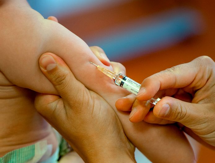 Foto ter illustratie. Een meisje wordt ingeënt tegen mazelen.