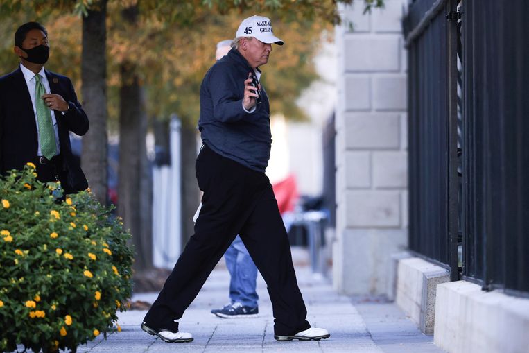 President Trump komt thuis na een rondje op de golfbaan, waar hij zojuist heeft vernomen dat Joe Biden de verkiezingen heeft gewonnen. Beeld REUTERS