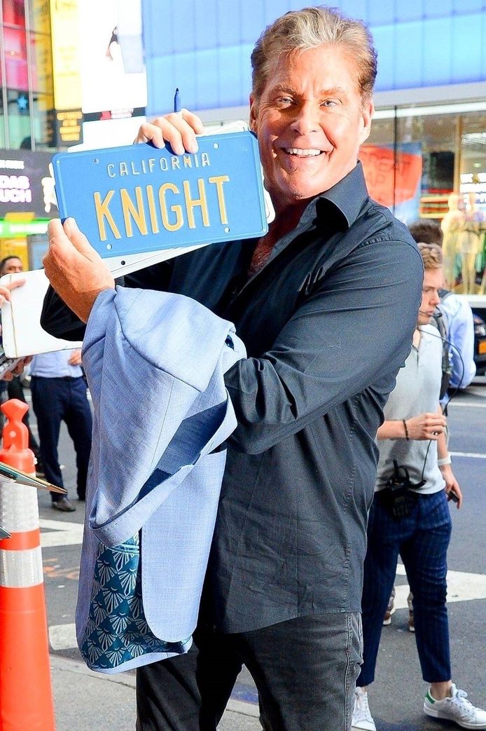 David Hasselhoff poseert met een ‘Knight Rider’-nummerplaat.