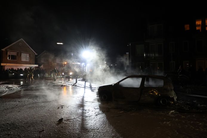 Op de Witboomstraat in Veen zijn opnieuw twee voertuigen in brand gestoken. De voertuigen werden door de brandweer met schuim geblust.