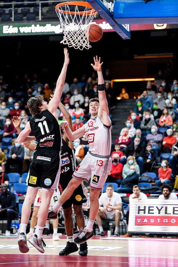Leander Dedroog (l.) in actie tegen Niels De Ridder van Antwerp Giants.