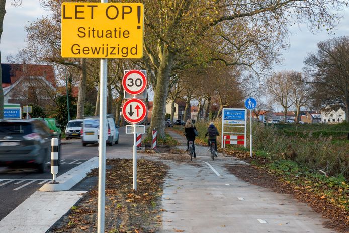 Klundertenaren en gemeenteraadsleden maken zich zorgen over de veiligheid van met name fietsers die Klundert in of uit willen rijden.