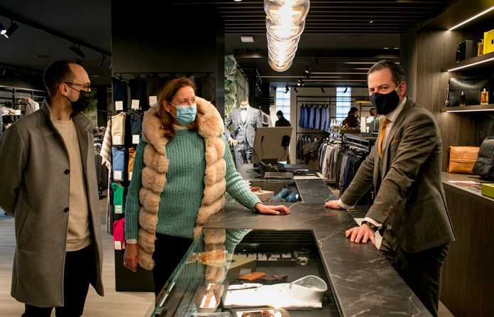 Schepen voor Lokale Economie Ine Somers bij Yannick De Waele van Herenmode De Waele: "Geef mij maar 'cinten'." "Nee, ik hoor toch liefst 'sengsen'."