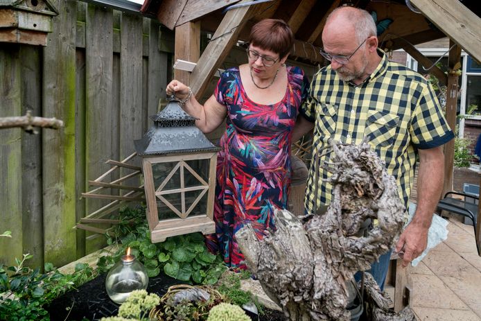 Marjoleine en Peter Killaars in hun achtertuin bij de gedenksteen van de doodgeboren Agnes.