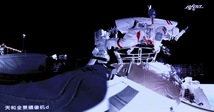 Astronaut Liu Boming tijdens de eerste ruimtewandeling begin vorige maand.