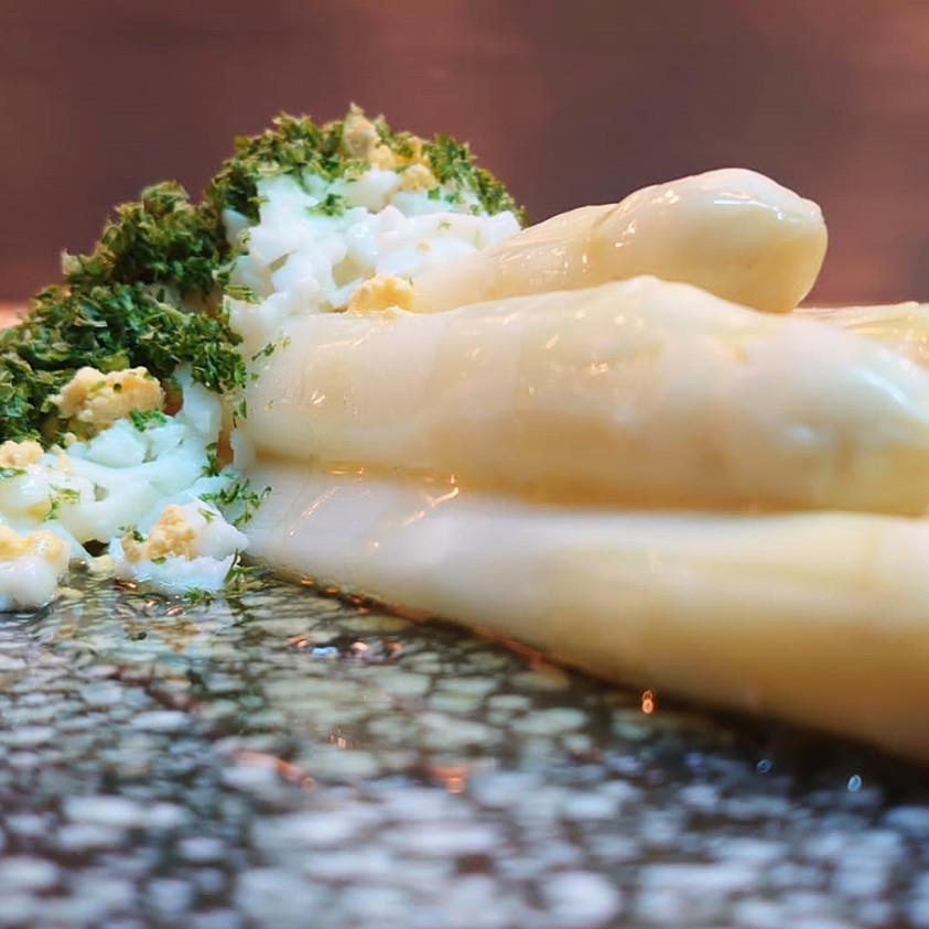 De paasbrunch van Brasserie De Post houdt het traditioneel met Vlaamse klassiekers zoals deze asperges.