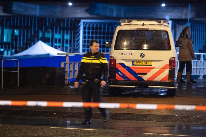 Agenten schoten bij De Nederlandsche Bank in Amsterdam een 31-jarige Amsterdammer neer.