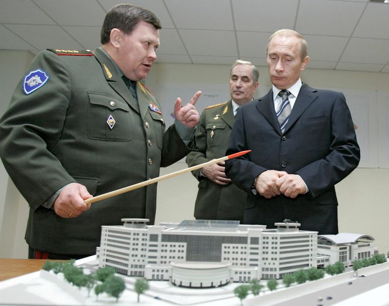 Poetin kijkt samen met inlichtingenchef Korabelnikov (links) naar een maquette van het  op dat moment nog nieuwe hoofdkwartier van de GROe. Beeld EPA