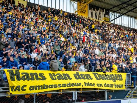 NAC eert clubman Hans van den Dungen met doek boven ingang Rat Verlegh Stadion